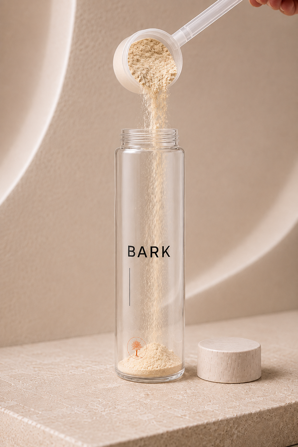 Ein Löffel BARK Pulver wird in die Flasche gegeben